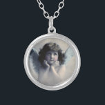 Sweet Rosy Cheeked Vintage Angel i Clouds Silverpläterat Halsband<br><div class="desc">Fin vintage med en sötad ängel med mjukt vitt vingar och rosa kinder som håller ansikte i händer. Tittar fredligt och vänligt. Bakgrunden är fylld med mjuka etermoln.</div>