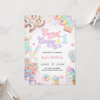 Sweet Sassy och en Pastel Candy Första födelsedage Inbjudningar