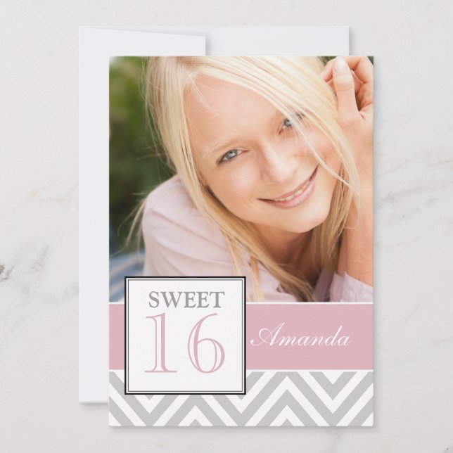 SWEET SIXTEEN ROSA GRÅTT CHEVRON MÖNSTER INBJUDNINGAR (Framsida)