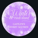 Sweet sixteen Winter Wonderland Snowflake Favor Runt Klistermärke<br><div class="desc">Vintervintern Söderland 16 födelsemeddelanden på eleganten har en vacker kalligrafi omgiven av en lush snöflake och snö gräns. Snöflingor går mot söt bakgrund för mjuk lila. Du kan faktiskt ändra bakgrunden färg till valfritt färg. Winter Wonderland kan inte ändras, men all återstående text kan redigeras. Denna punkt är en del...</div>