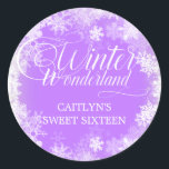 Sweet sixteen Winter Wonderland Snowflake Favor Runt Klistermärke<br><div class="desc">Vintervintern Söderland 16 födelsemeddelanden på eleganten har en vacker kalligrafi omgiven av en lush snöflake och snö gräns. Snöflingor går mot söt bakgrund för mjuk lila. Du kan faktiskt ändra bakgrunden färg till valfritt färg. Winter Wonderland kan inte ändras, men all återstående text kan redigeras. Denna punkt är en del...</div>