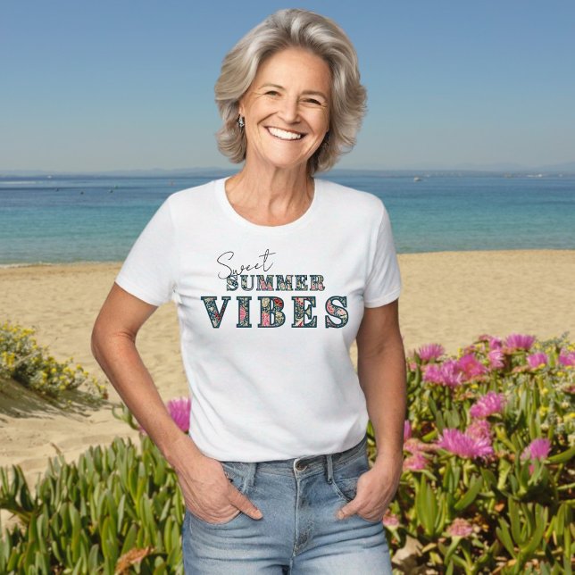 Sweet Summer Vibes - Blommigt Typography T Shirt ("Sweet Summer Vibes" floral typography tshirt, in a beach setting. This model is #generativeai)