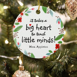 Sweet Teacher Apprecition Gift jul Julgransprydnad Keramik<br><div class="desc">Lärarna är verkligen underbara och hur man bättre kan låta dem veta, än med en av dessa personlig lärare som uppskattar julklamens prydnad. Den här enkla och moderna utformningen har det vackra ordspråket "Det krävs ett stort hjärta för att undervisa små sinnen". Ett sött, litet rött hjärta, en söt festiv...</div>