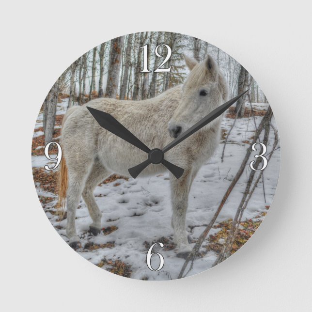 Sweet White Mare och Winter Forest Gift Rund Klocka (Framsida)