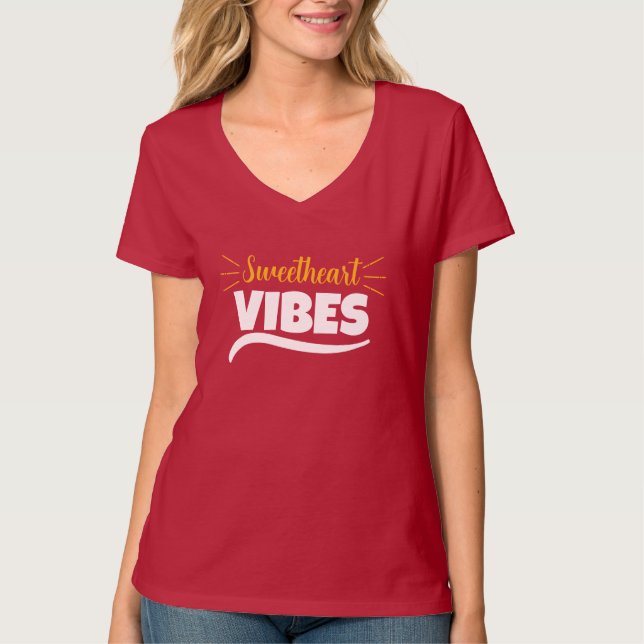 Sweetheart Vibes Graphic Women’s V-Neck T-Shirt (Framsida)