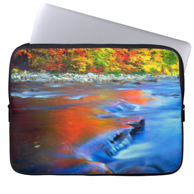 Swift River som reflekterar höstfärger Laptop Fodral (Framsidan)
