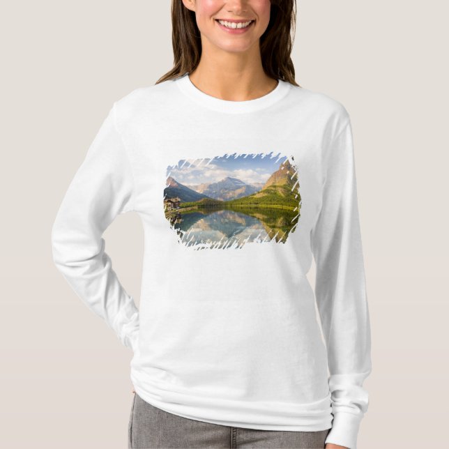 Swiftcurrent Lake med Many Glacier hotel och Tee Shirt (Framsida)