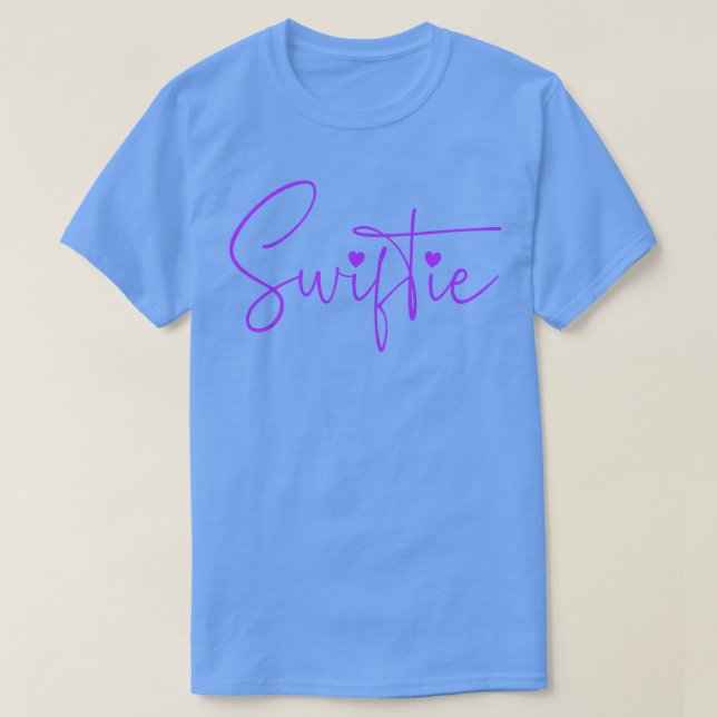 Swiftie Lila Pin T Shirt (Design framsida)