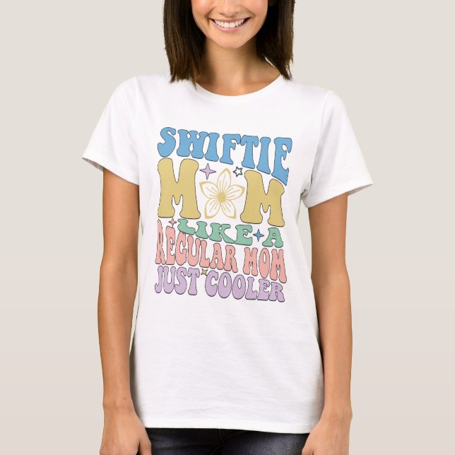 Swiftie Mamma som en vanlig Mamma Just Cooler TShi T Shirt (Framsida)