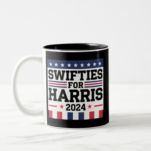 Swifties för Kamala Harris 2024 röststöd  Två-Tonad Mugg (Vänster)