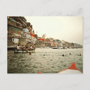 Swiming av vykort i Ganges, Varanasi India