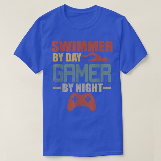 Swimmer by Day Gamer by night Simma Team Swimming  T Shirt (Design framsida)