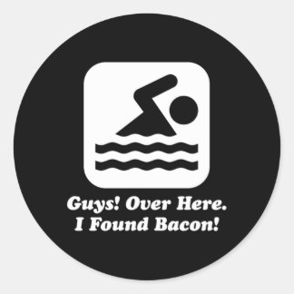 Swimmer här hittade jag Bacon Runt Klistermärke