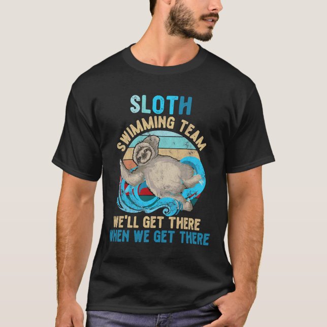 Swimmer Simma Sloth Swimming Team Retro T Shirt (Framsida)