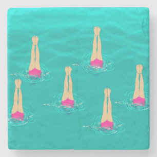 Swimmers Synchro Swimming under Vatten Stenunderlägg