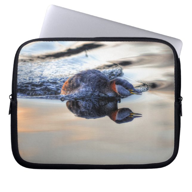 Swimming Hunting Red necked Grebe Wildlife Photo Laptop Fodral (Framsidan)