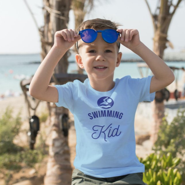 Swimming Kid fet typography T-Shirt (Skapare uppladdad)