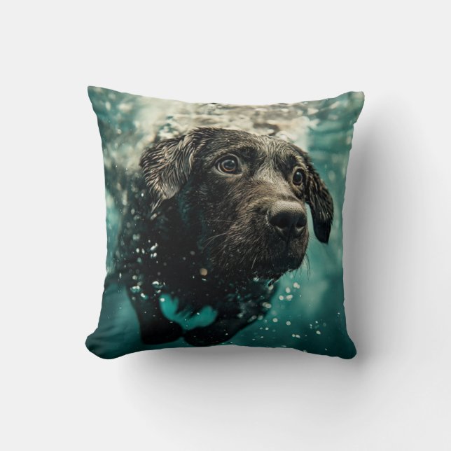 Swimming Labrador Puppy Underwater Design Kudde (Framsida)