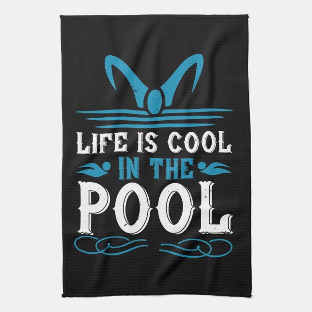 Swimming - Livet är coola i bassäng Kökshandduk (Vertikal)