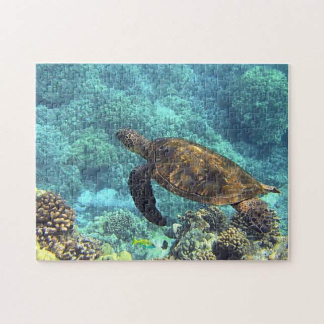 Swimming Sea Turtle in Blue Ocean Pussel (Horisontell)