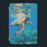 Swimming Sea Turtle iPad Mini Skydd<br><div class="desc">Undervattensfotografi av en havssköldpadda som simmar i kristallklar vatten strax under yta.</div>