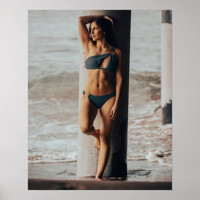 Swimsuit Model At The Beach Poster (Framsidan)
