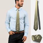 Swing musician dancer stil elegant guld slips<br><div class="desc">Den här anpassningsbarna i snyggt visar ord "svängning" i ljusa gulter mot en guld brun övertoningsbakgrund. Idealisk för manar som uppskattar swing musik eller dans, kan denna klassiska svarta nektie vara ett sofistikerat tillbehör för hängivna syskon eller ett samordnat biet för musiker i ett (stort) band eller en sveande orkester....</div>
