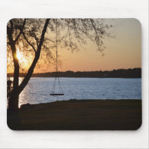 Swing på floden vid Sunset