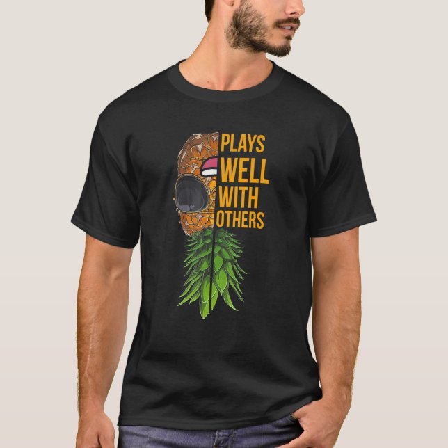 Swinger Par spelar bra med andra i Gräs T Shirt (Framsida)
