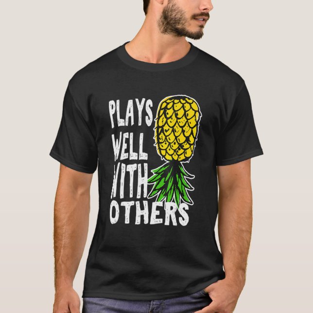 Swinger Par spelar bra med andra upp och ned T Shirt (Framsida)