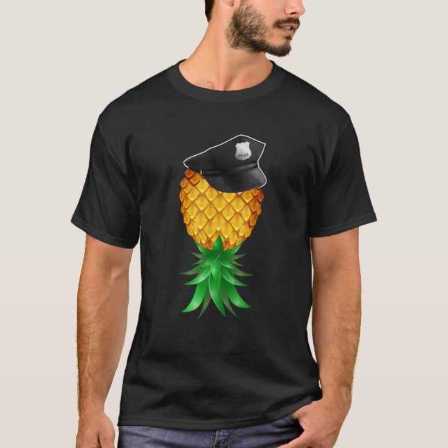 Swinger Upside Up Down Pineapple Police Officer Ha T Shirt (Framsida)