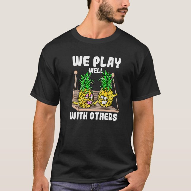 Swinger We Play well with other swinging Pineappl T Shirt (Framsida)