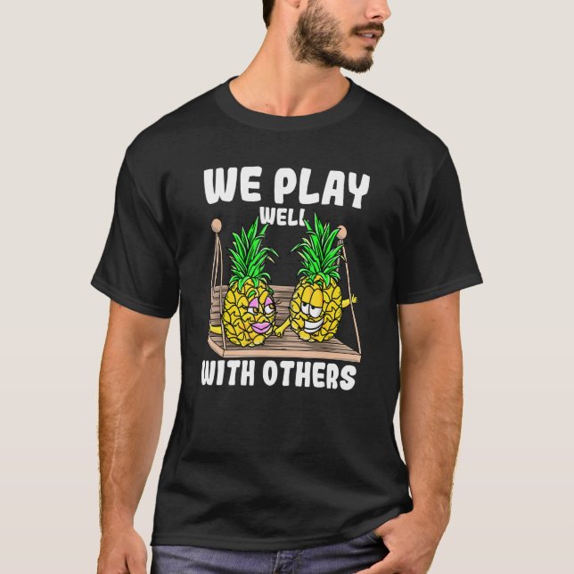 Swinger We Play Well With Others Swinging Pineappl T Shirt (Framsida)