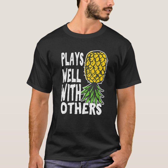 Swingerpar spelar bra med andra upp och ner t shirt (Framsida)