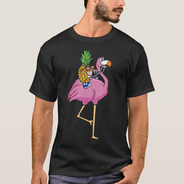 Swinging Pineapple Riding Flamingo Swinger Manar W T Shirt (Framsida)