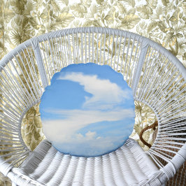 Swirling White Cloud mot Blå himmel Rund Kudde