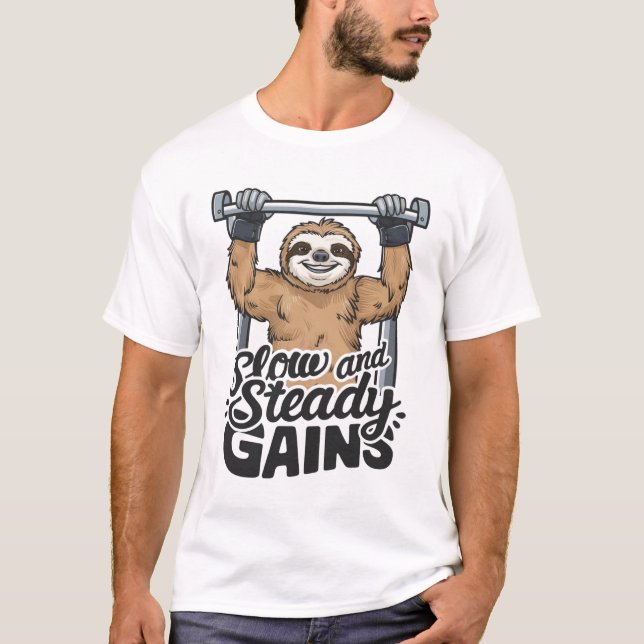 Swole Sloth - "Slow and Steady Gains" T Shirt (Framsida)