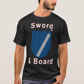 Sword and Board. Den klassiska stridskampen. T Shirt