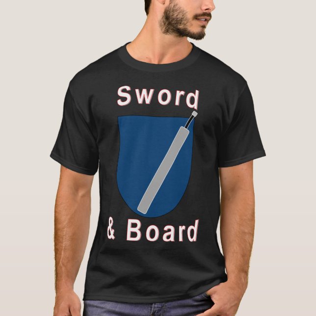 Sword and Board. Den klassiska stridskampen. T Shirt (Framsida)