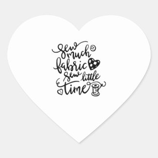 Syande | Sew Much Fabric Sew Little Time Hjärtformat Klistermärke