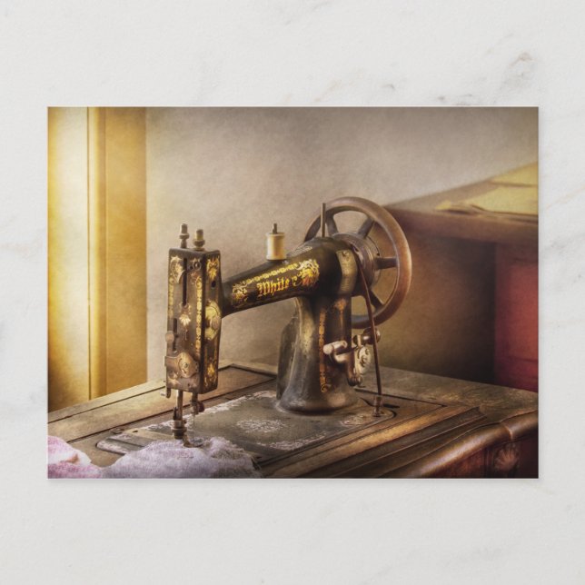 Syd - En svart och vit sydd maskin Vykort (Framsida)