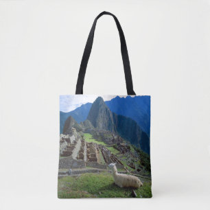 Sydamerika, Peru. En lama vilar på en kulle Tygkasse