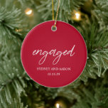 Sydney Red First jul Engaged Modern Julgransprydnad Keramik<br><div class="desc">Modern julprydnad med en typografisk contemporary med "engagerad" elegant-skripttypografi tillsammans med namn- och förlovning-datum i en enkel och minimal layout. Baksidan har ditt favoritfoto. Temat färg är rött och kan ändras när du redigerar verktyg. Denna minimalistiska prydnad från stil är underbar för ett par under deras första jul.</div>