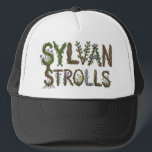 Sylvan Strolls Keps<br><div class="desc">Den här t-shirt-designen innehåller frasen "Sylvan Strolls.", där varje brev på ett kreativt sätt har stiliserats för att se ut som ett annat inslag än naturen. Brev består av lövrötter, grenar av trä, lövvin och små stenar som alla är adormerade med små blommor. Utformningen användor en jordisk palett med flera...</div>