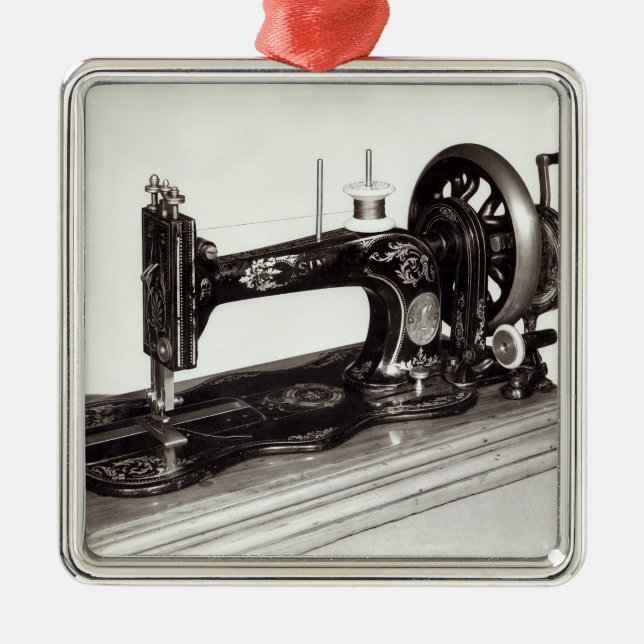 Symaskin "för ny familj" för sångare, 1865 julgransprydnad metall (Framsidan)