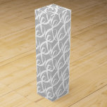 Symbol finare White Tillsammans vid Silver Bröllop Presentask För Vinflaska<br><div class="desc">Utformningen har ett vitt skript i tillsammans i en elegant och ett unikt mönster på silver, för att fira brudens och brudgummens speciella dag. Utformningen är också en perfekt för förlovningar, bröllop-årsdagar, Alla hjärtans dag, Sötaste dagen eller andra tillfälle för att fira tillsammans och enighet! Utforma relaterade objekt som finns...</div>