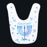 Symbolen Monogram Hanukkah Menorah Ljus Helgdag Hakklapp<br><div class="desc">Hanukkah Menorah Ljus Helgdag-etikett. Monogram och Hanukkah-Logotypens Dekoration med de traditionella symbolerna mönster. Baby & Kids > Sjukvård,  Mata och hälsa > Biber. Israel,  Jerusalem. Modern design för sociala medier. Judaica Modern Design med textmall. Anpassa dem genom att lägga till namn eller önskemål. Två sidors utformning.</div>