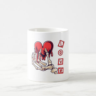 Symbolisk kärlek skelett hand som erbjuder hjärta kaffemugg
