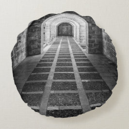 Symmetri i svartvitt rund kudde