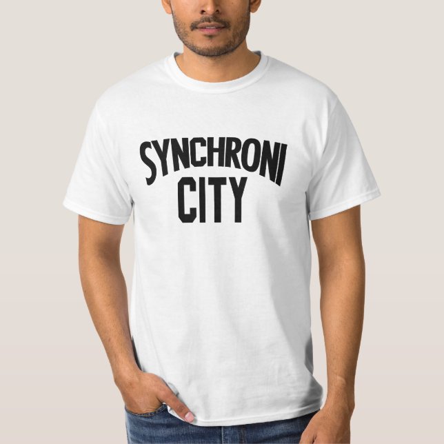 SYNCHRONICITY / シンクロニシティ TEE (Framsida)
